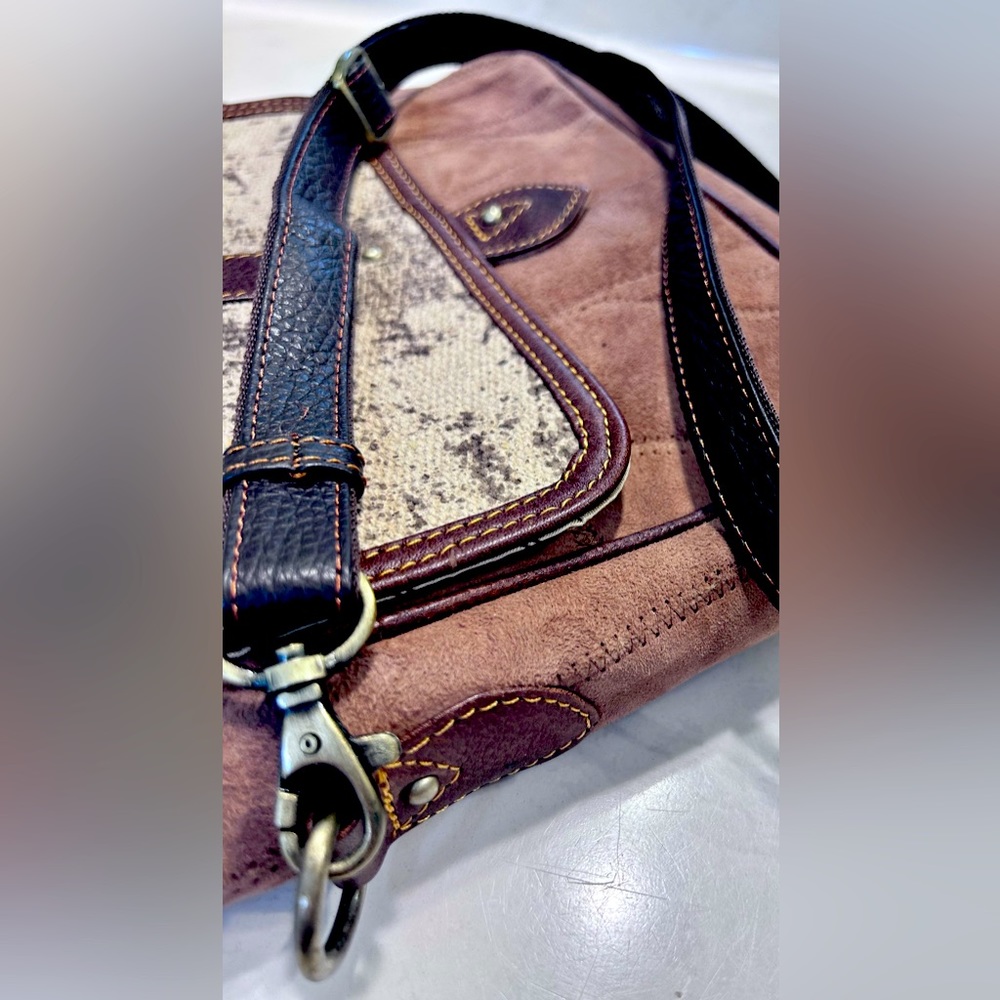 Vaan & Co. Excellent Shape! Upcycled! Leather Medium Crossbody Women’s Purse - Picture 6 of 10